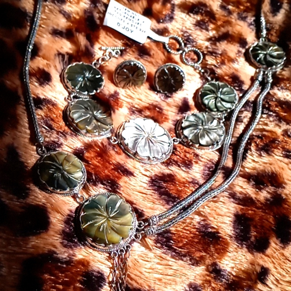 BALI LEGACY PEACOCK MOTHER OF PEARL FLOWER BRACELET - Picture 9 of 9